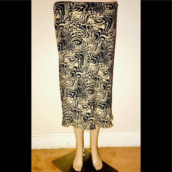 XOXO Dresses & Skirts - XOXO tan and black pattern skirt.